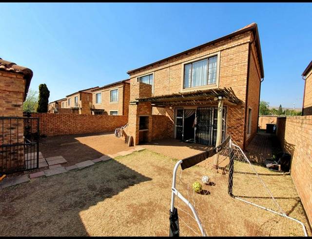 4 BEDROOM APARTMENT FOR SALE IN THERESAPARK